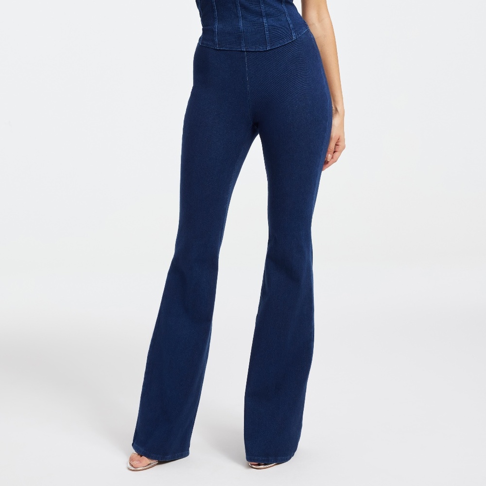Good American Soft Sculpt Pull-on Flare Jeans (size 8-10)--NWT